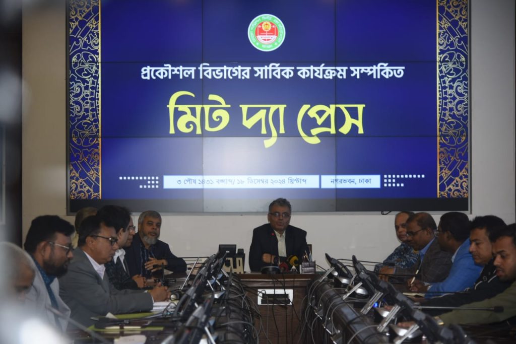 ঢাকা দক্ষিণ সিটি কর্পোরেশনের জরুরি পরিচালন কেন্দ্রে প্রধান নির্বাহী কর্মকর্তা জনাব