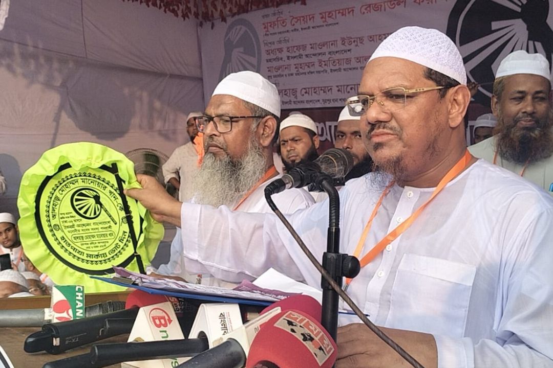 দিল্লিতে বৃষ্টি পড়লে এদেশে ছাতা ধরার অপচেষ্টা রুখে দিতে হবে : পীর সাহেব চরমোনাই