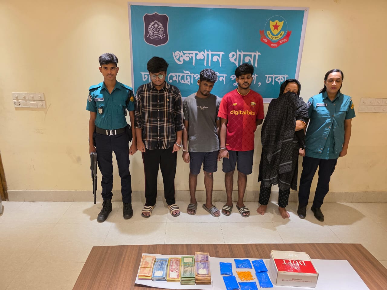 গুলশানে ১১০০ পিস ইয়াবাসহ চার মাদক কারবারি গ্রেফতার